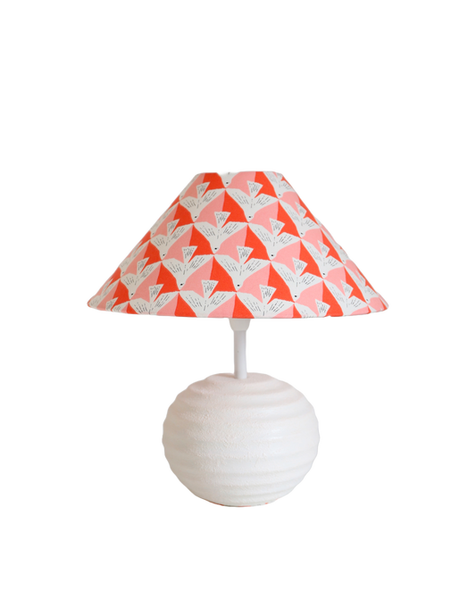 Petite lampe à poser, pied en céramique et abat-jour conique imprimé