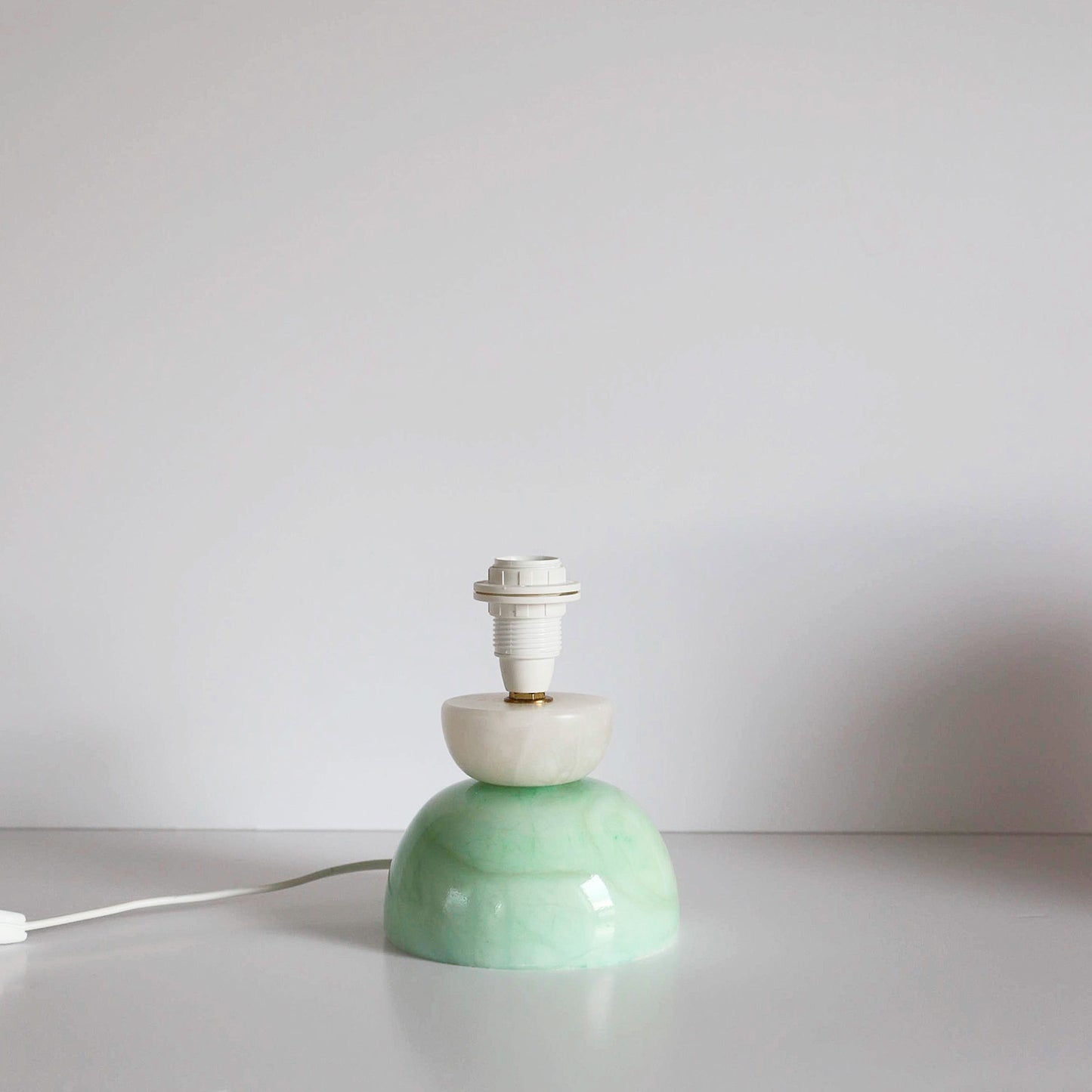 Lampe à poser vintage, pied en pierre bicolore et abat-jour imprimé