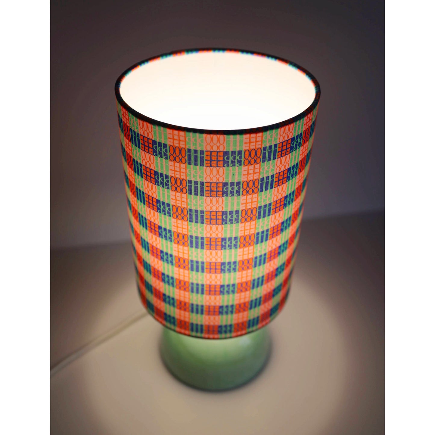 Lampe à poser vintage, pied en pierre bicolore et abat-jour imprimé