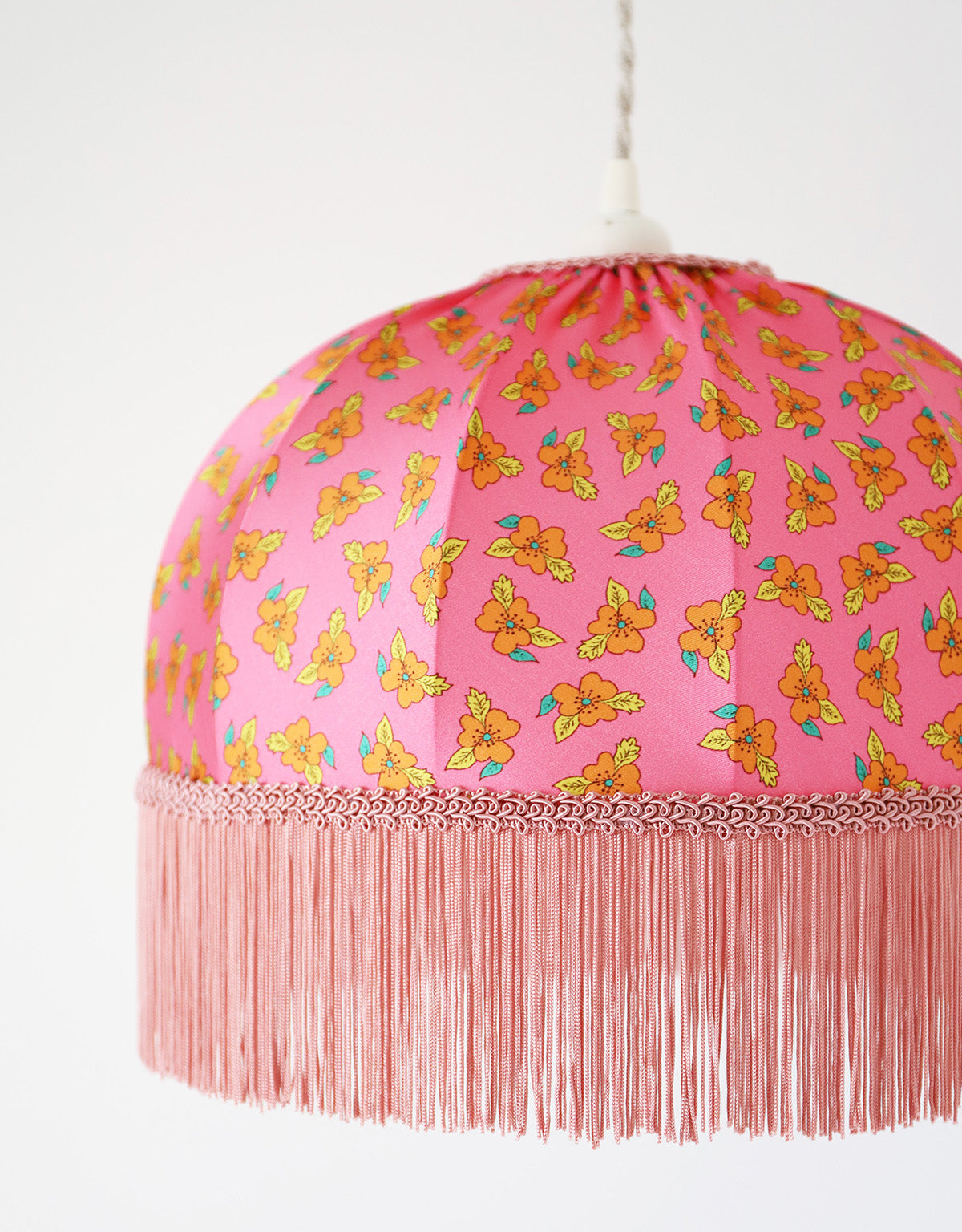 Suspension vintage textile imprimée, forme dôme avec franges