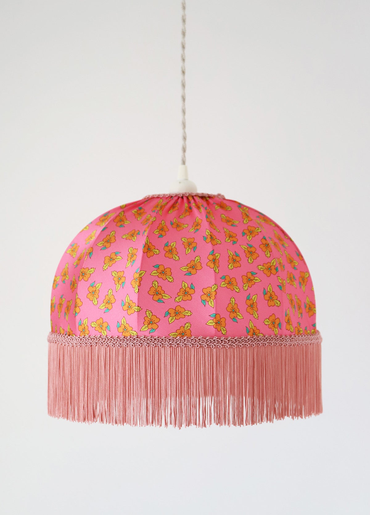 Suspension vintage textile imprimée, forme dôme avec franges