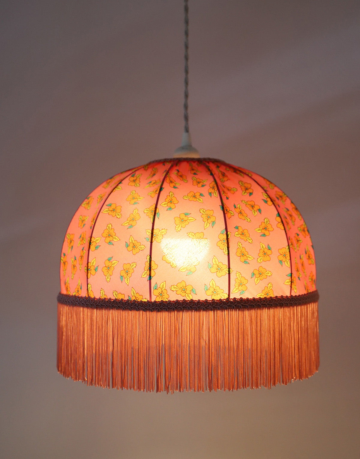 Suspension vintage textile imprimée, forme dôme avec franges