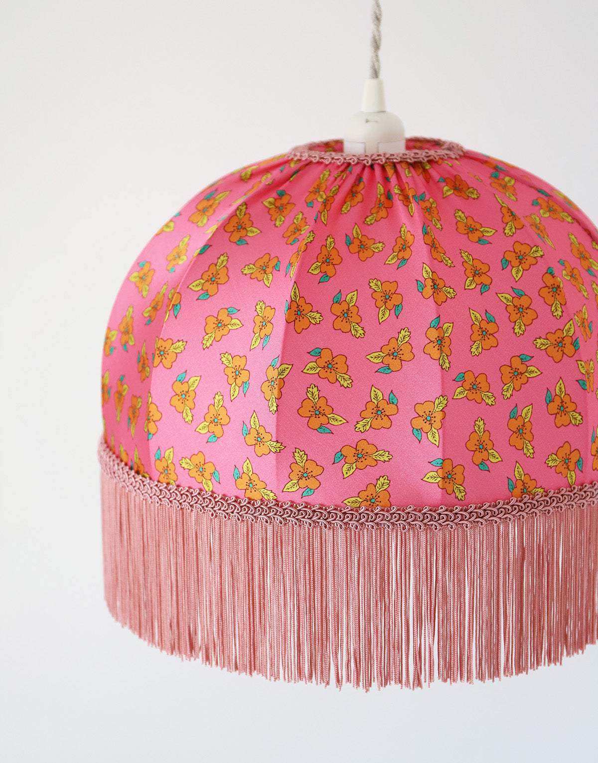 Suspension vintage textile imprimée, forme dôme avec franges
