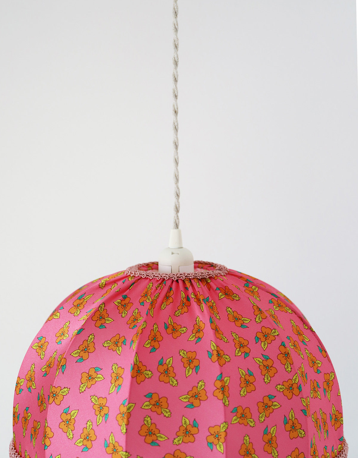 Suspension vintage textile imprimée, forme dôme avec franges