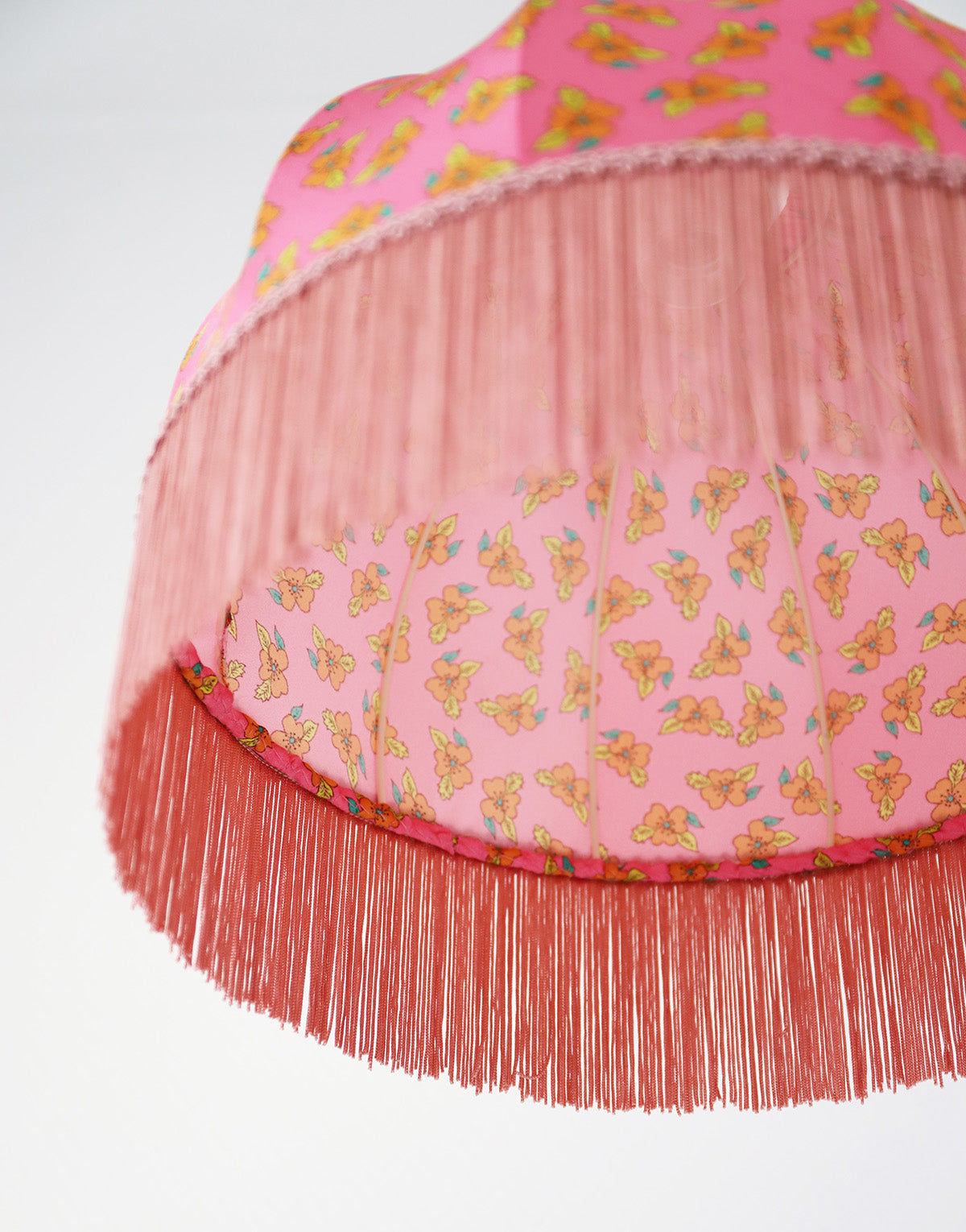 Suspension vintage textile imprimée, forme dôme avec franges