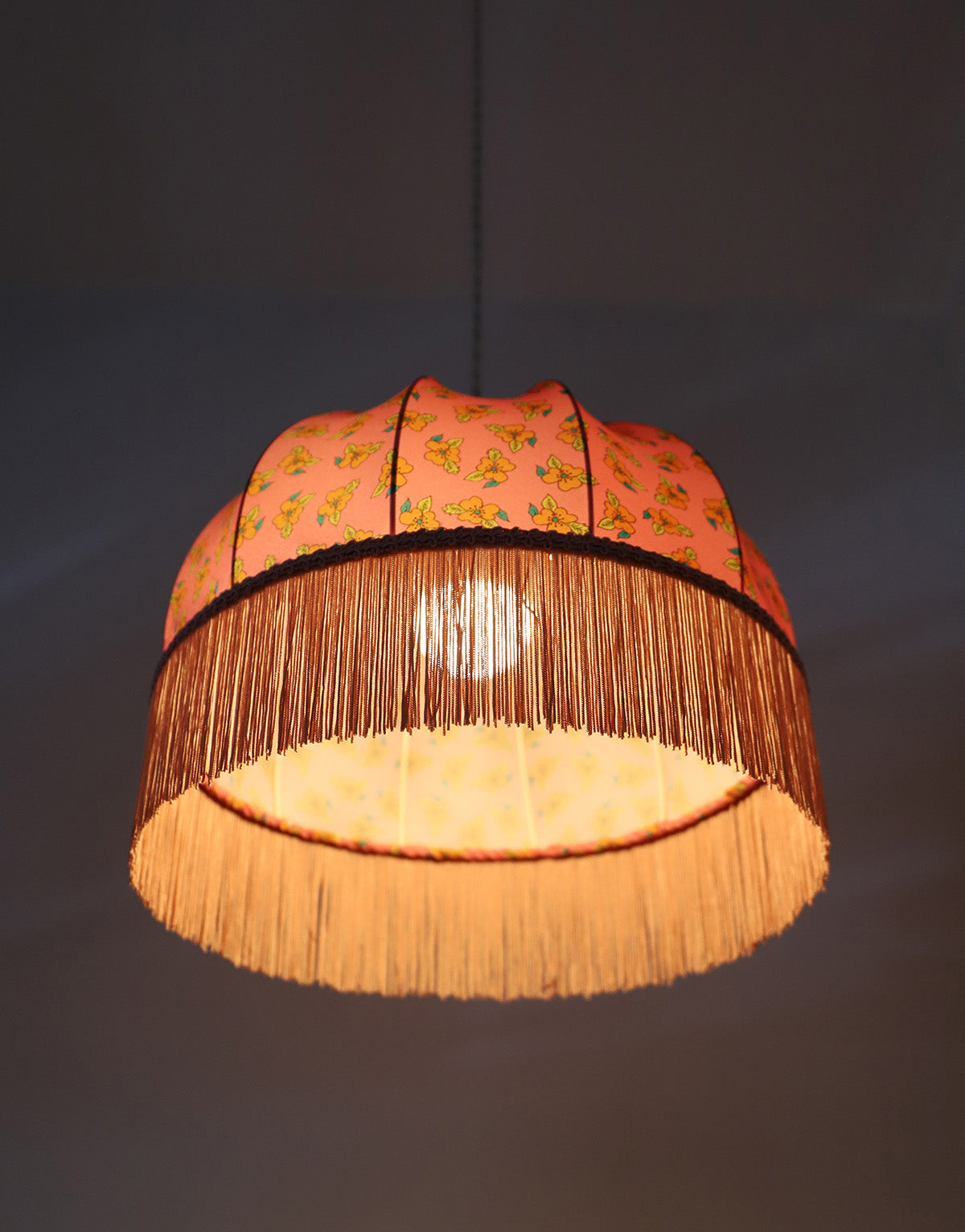 Suspension vintage textile imprimée, forme dôme avec franges
