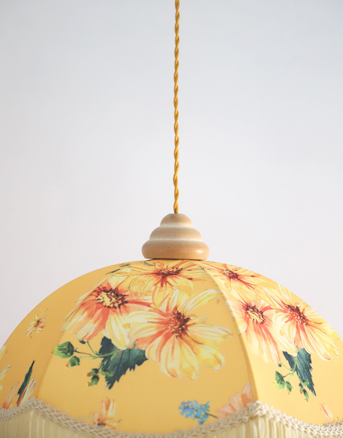 Suspension vintage recyclée — Carcasse dôme et habillage Dahlias