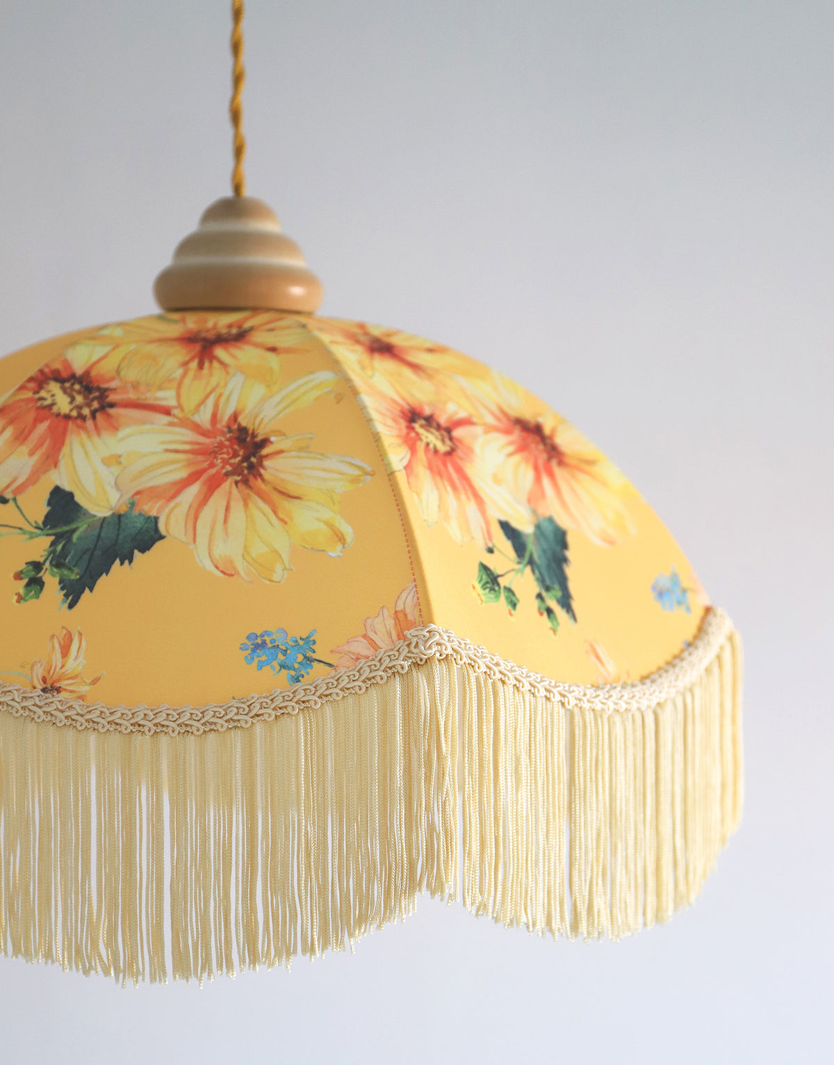 Suspension vintage recyclée — Carcasse dôme et habillage Dahlias