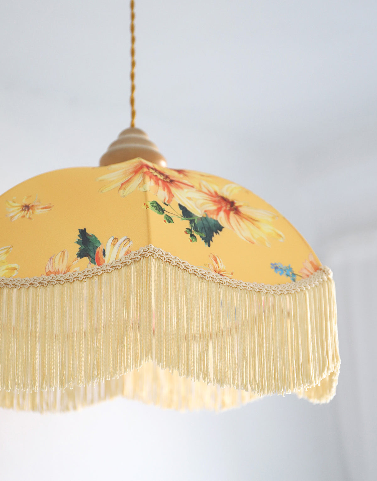 Suspension vintage recyclée — Carcasse dôme et habillage Dahlias