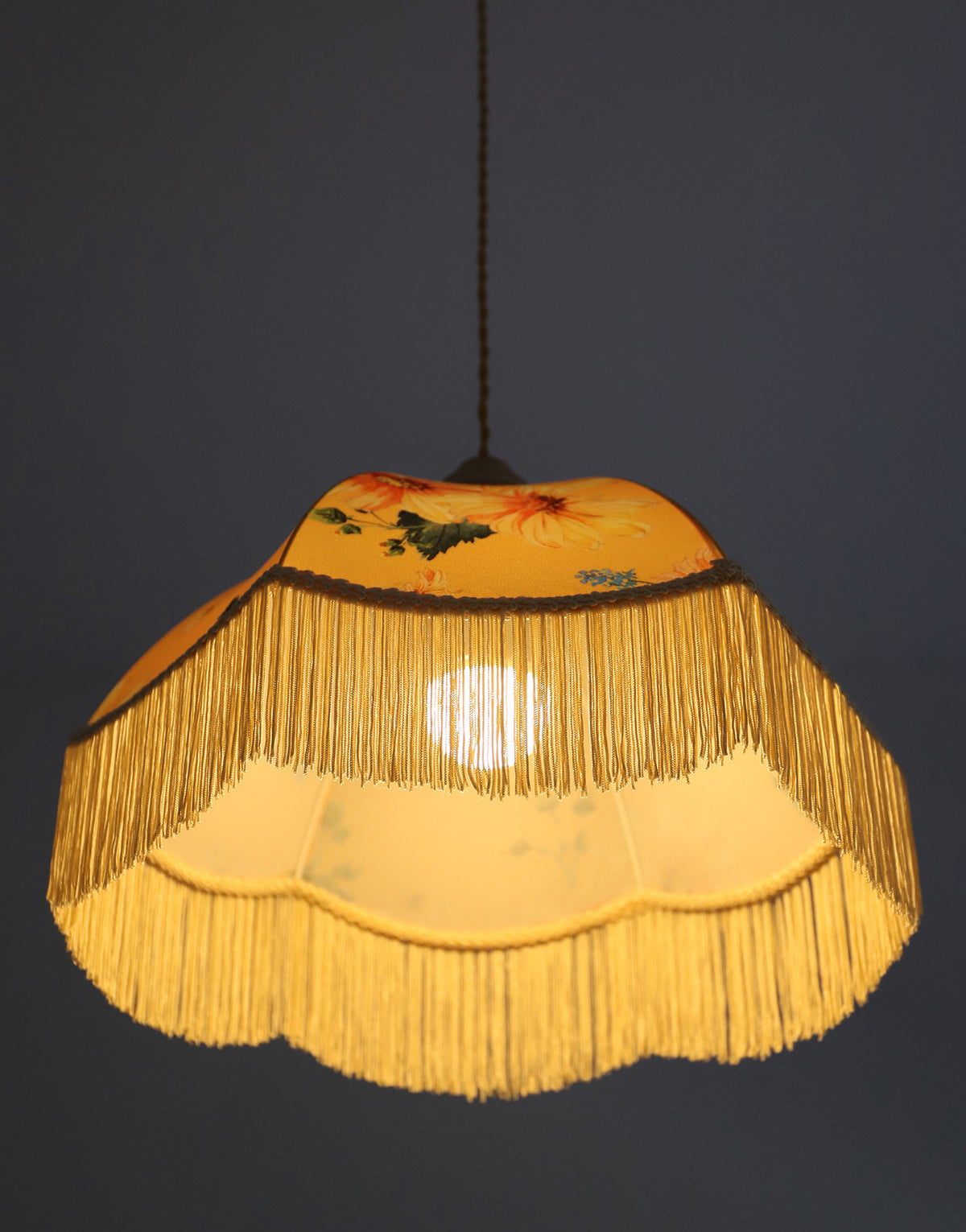 Suspension vintage recyclée — Carcasse dôme et habillage Dahlias