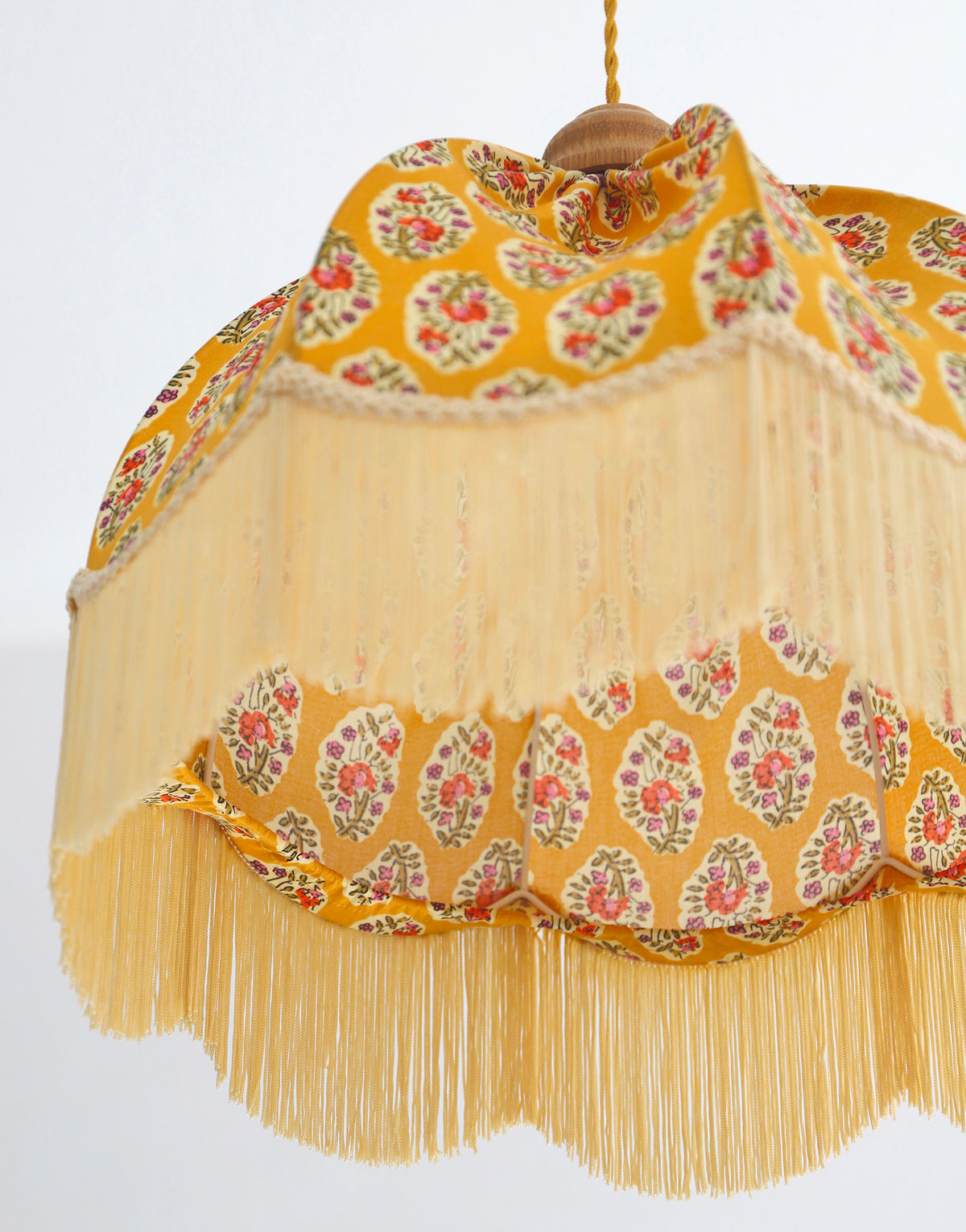 Suspension vintage recyclée — Carcasse dôme et habillage Paisley moutarde