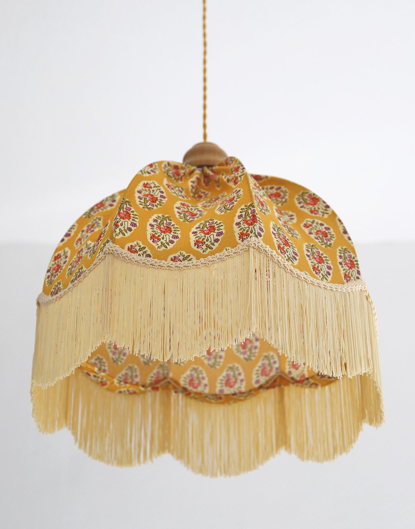Suspension vintage recyclée — Carcasse dôme et habillage Paisley moutarde