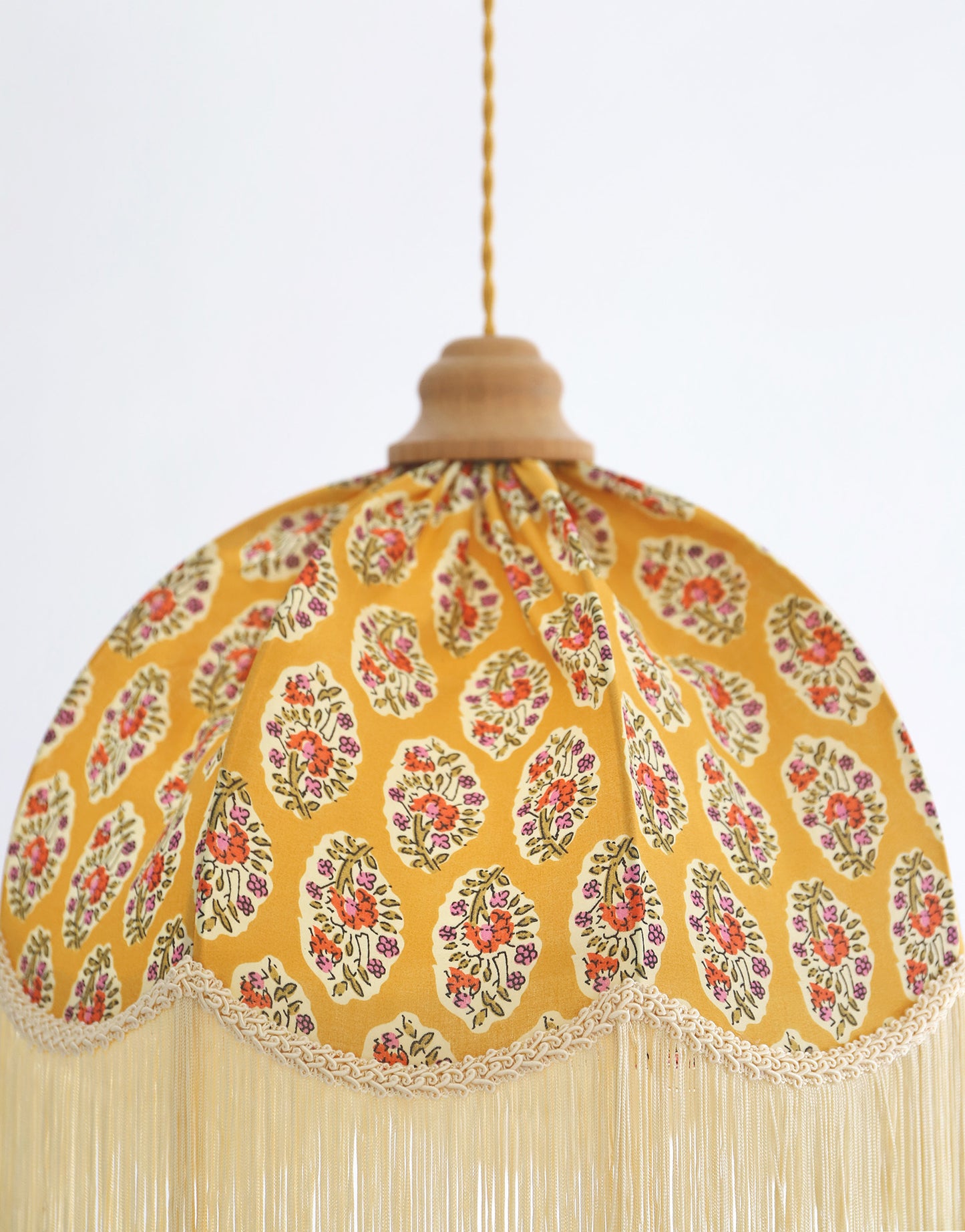 Suspension vintage recyclée — Carcasse dôme et habillage Paisley moutarde