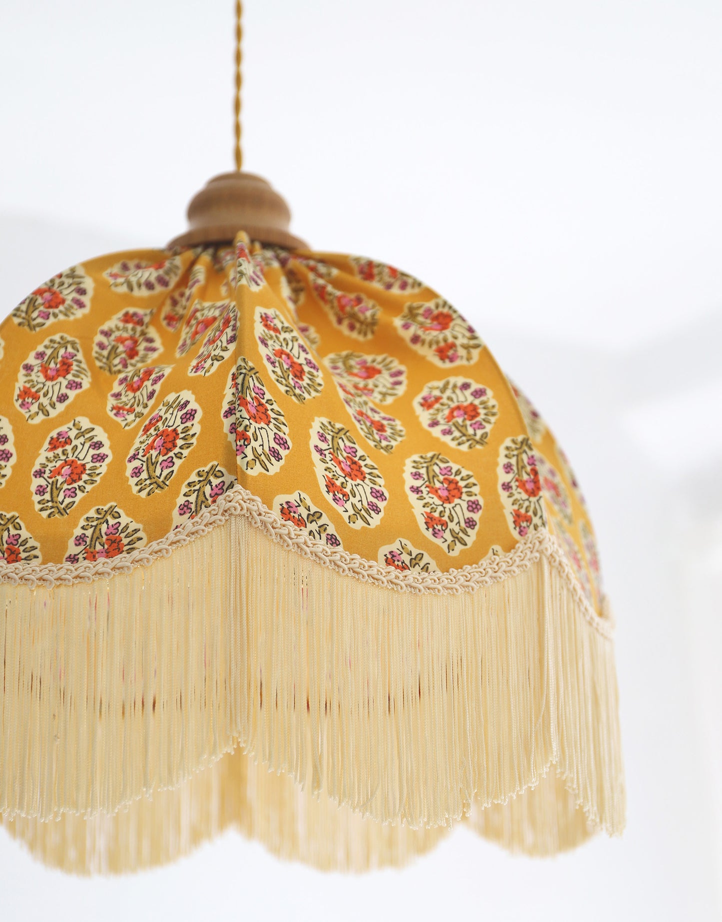 Suspension vintage recyclée — Carcasse dôme et habillage Paisley moutarde