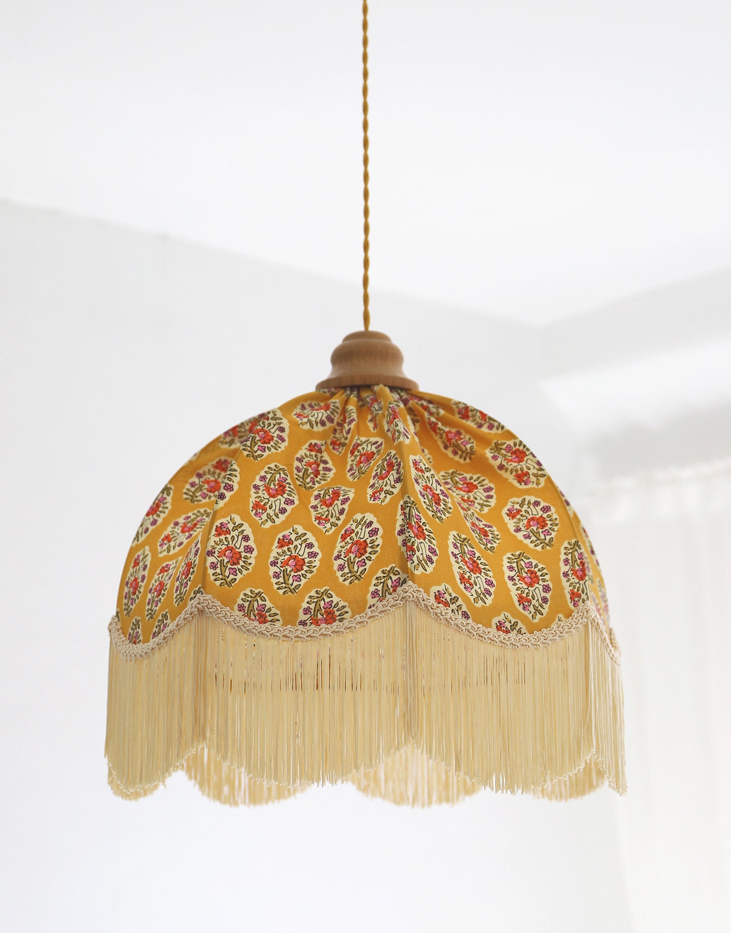 Suspension vintage recyclée — Carcasse dôme et habillage Paisley moutarde