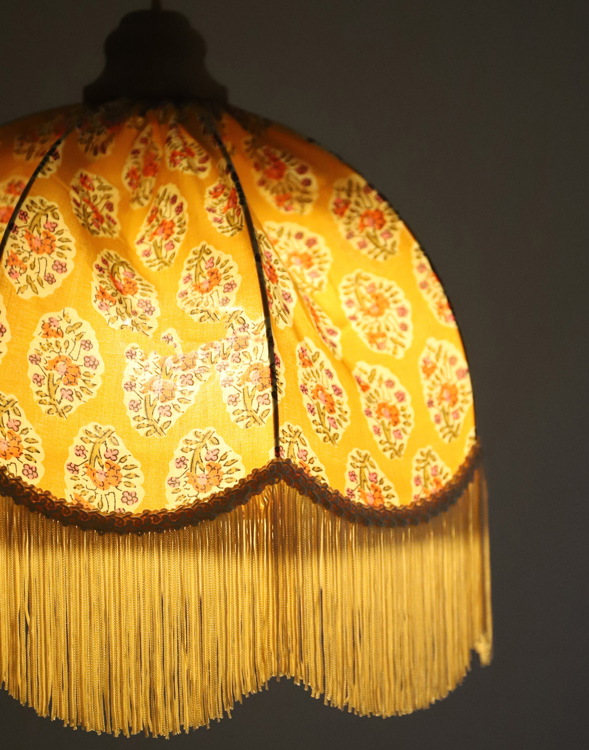 Suspension vintage recyclée — Carcasse dôme et habillage Paisley moutarde