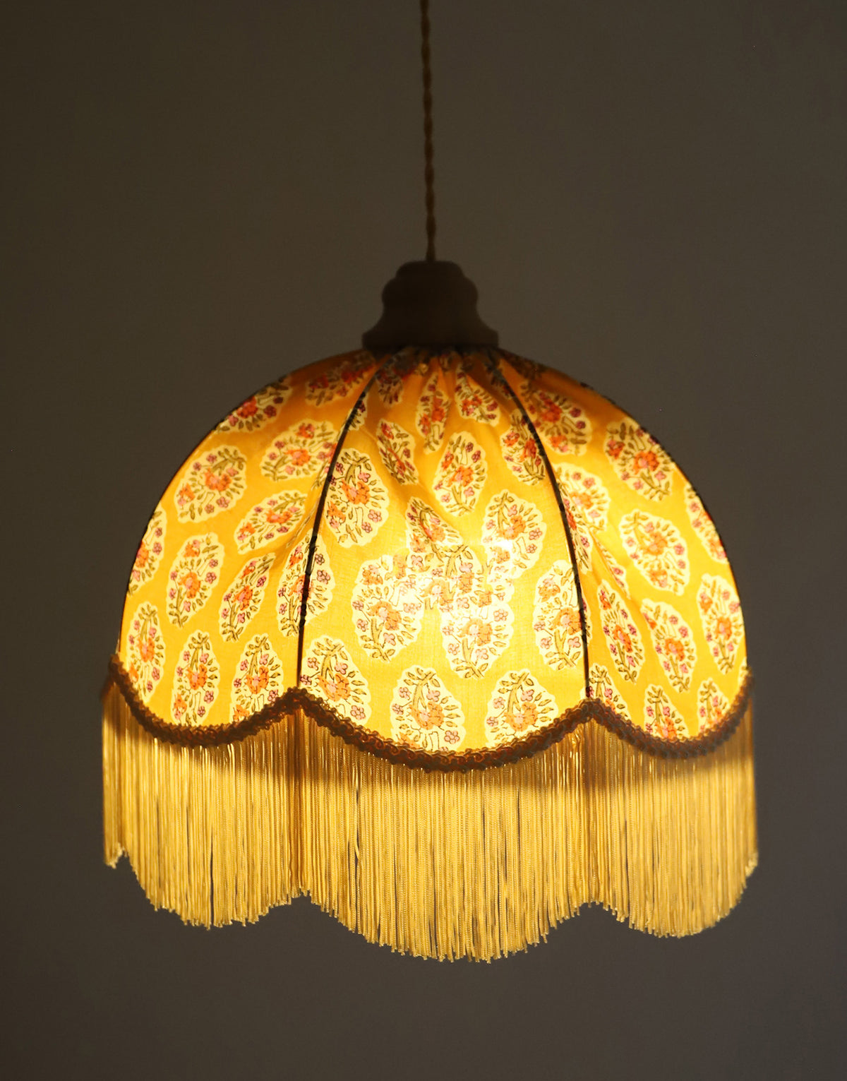 Suspension vintage recyclée — Carcasse dôme et habillage Paisley moutarde