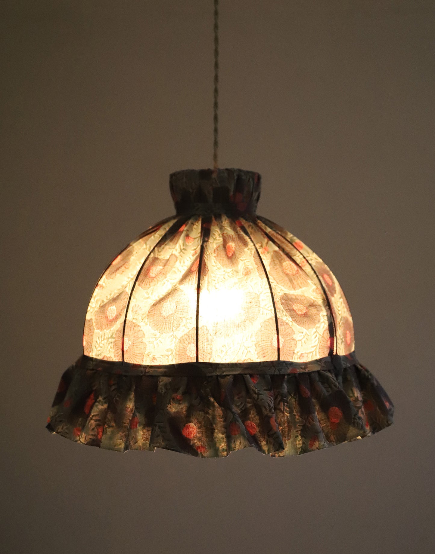 Suspension vintage recyclée — Carcasse dôme et habillage fleuri gris-bleu