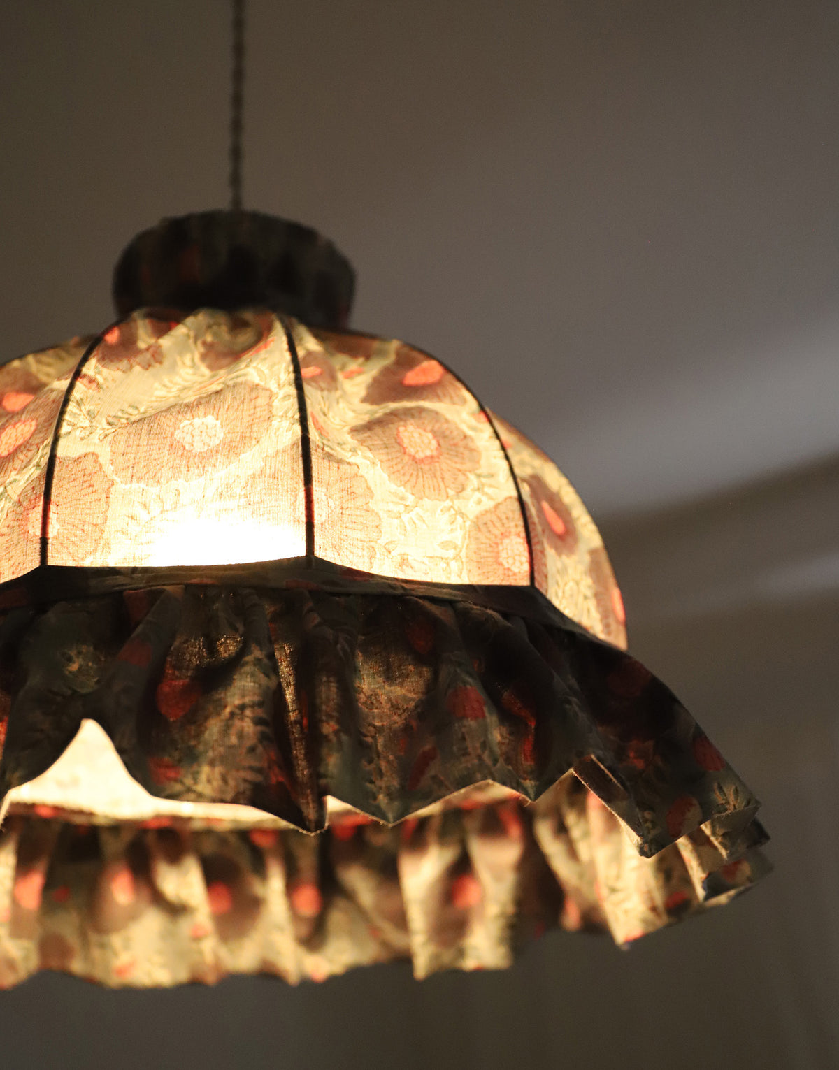 Suspension vintage recyclée — Carcasse dôme et habillage fleuri gris-bleu
