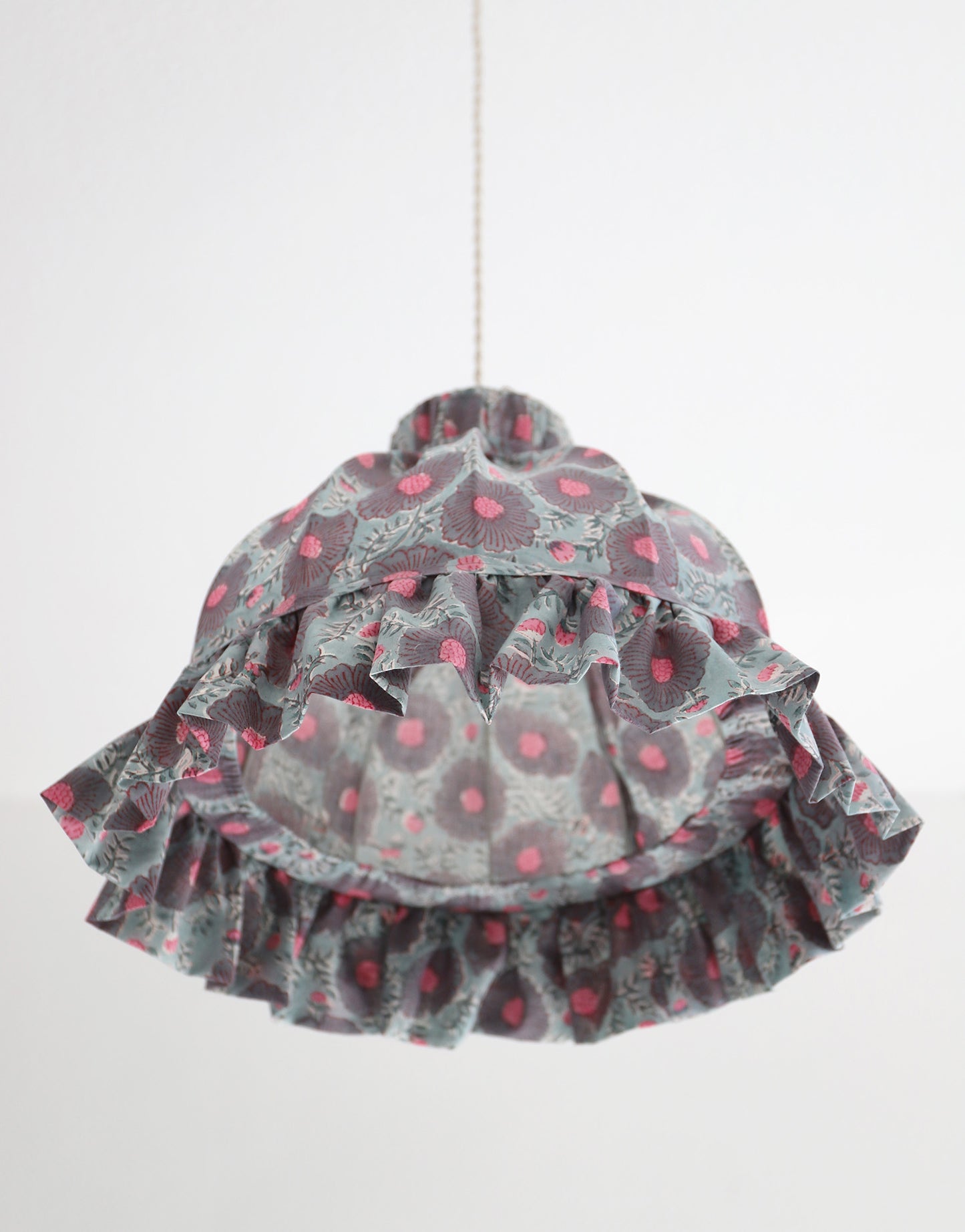 Suspension vintage recyclée — Carcasse dôme et habillage fleuri gris-bleu