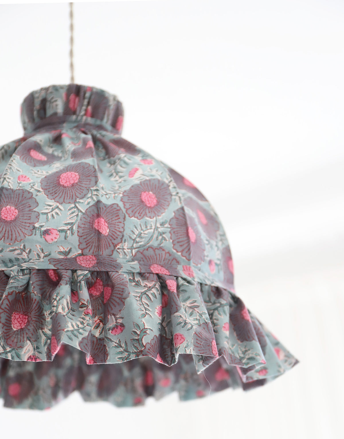 Suspension vintage recyclée — Carcasse dôme et habillage fleuri gris-bleu