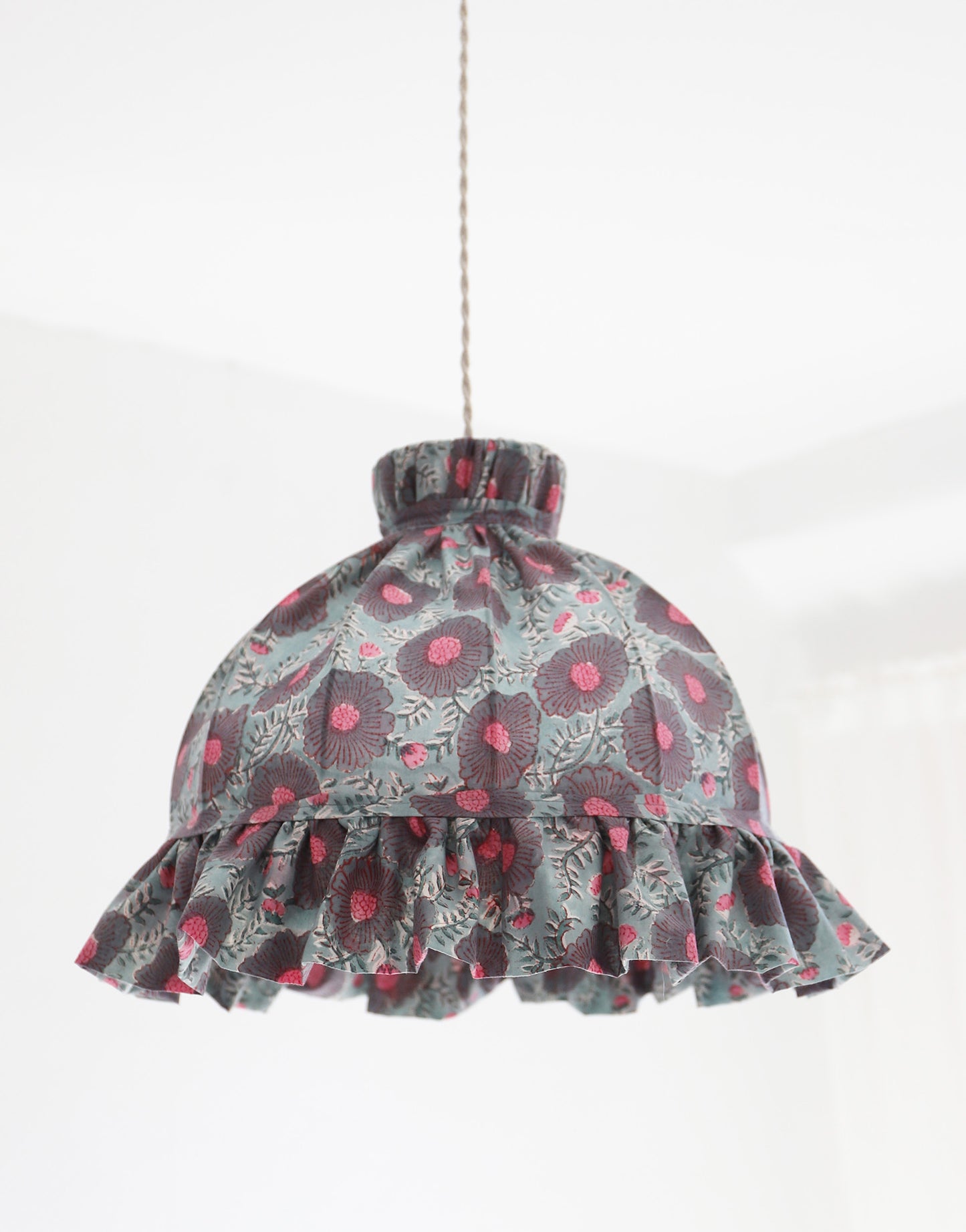 Suspension vintage recyclée — Carcasse dôme et habillage fleuri gris-bleu