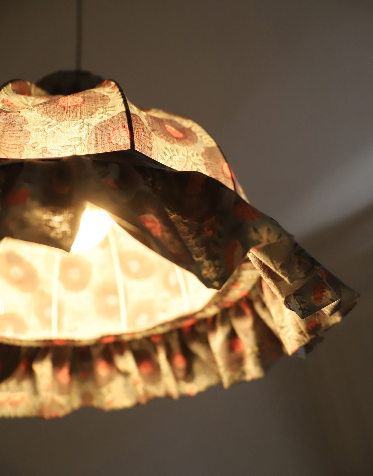 Suspension vintage recyclée — Carcasse dôme et habillage fleuri gris-bleu