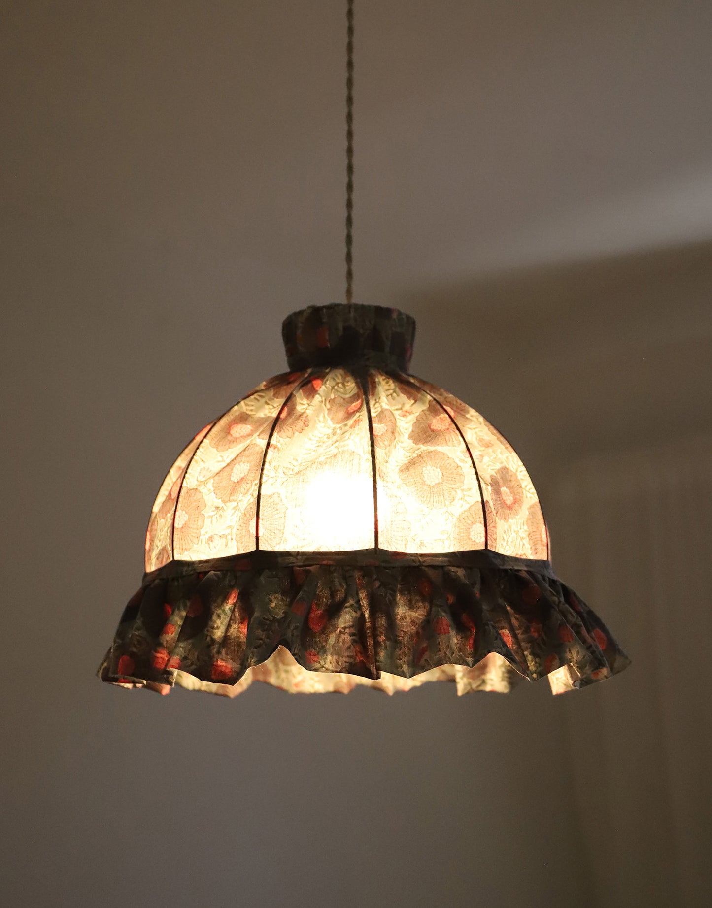 Suspension vintage recyclée — Carcasse dôme et habillage fleuri gris-bleu