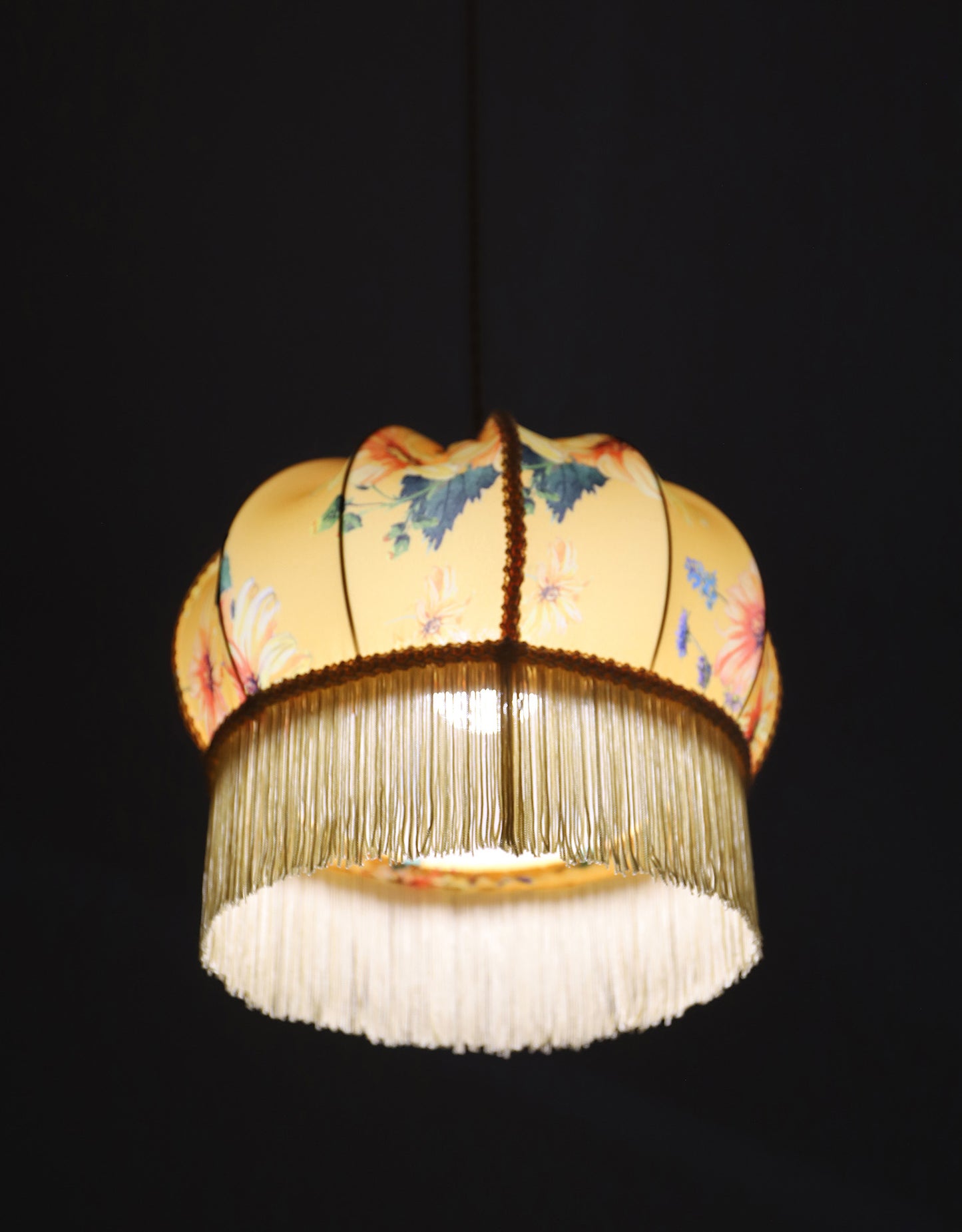 Suspension vintage recyclée — Carcasse ballon et habillage Dahlias jaunes