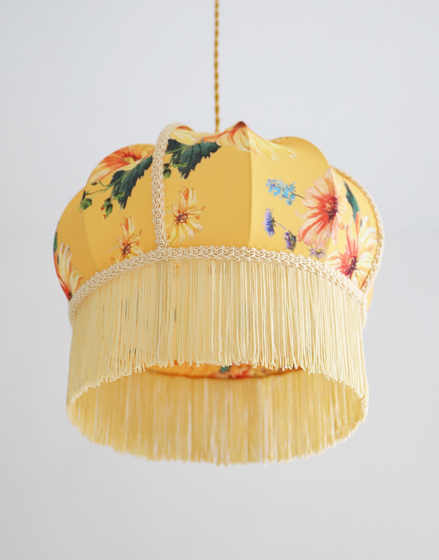 Suspension vintage recyclée — Carcasse ballon et habillage Dahlias jaunes