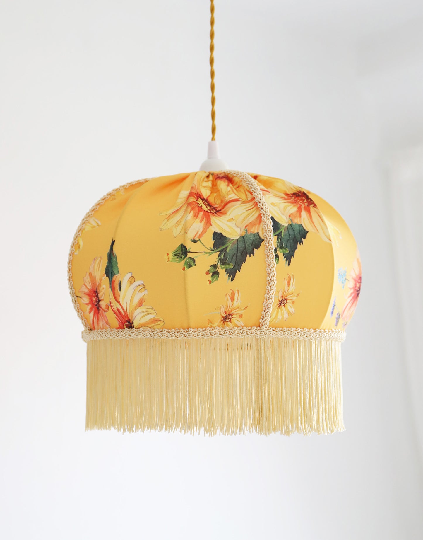 Suspension vintage recyclée — Carcasse ballon et habillage Dahlias jaunes