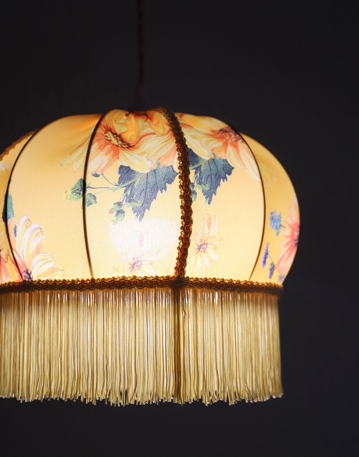 Suspension vintage recyclée — Carcasse ballon et habillage Dahlias jaunes