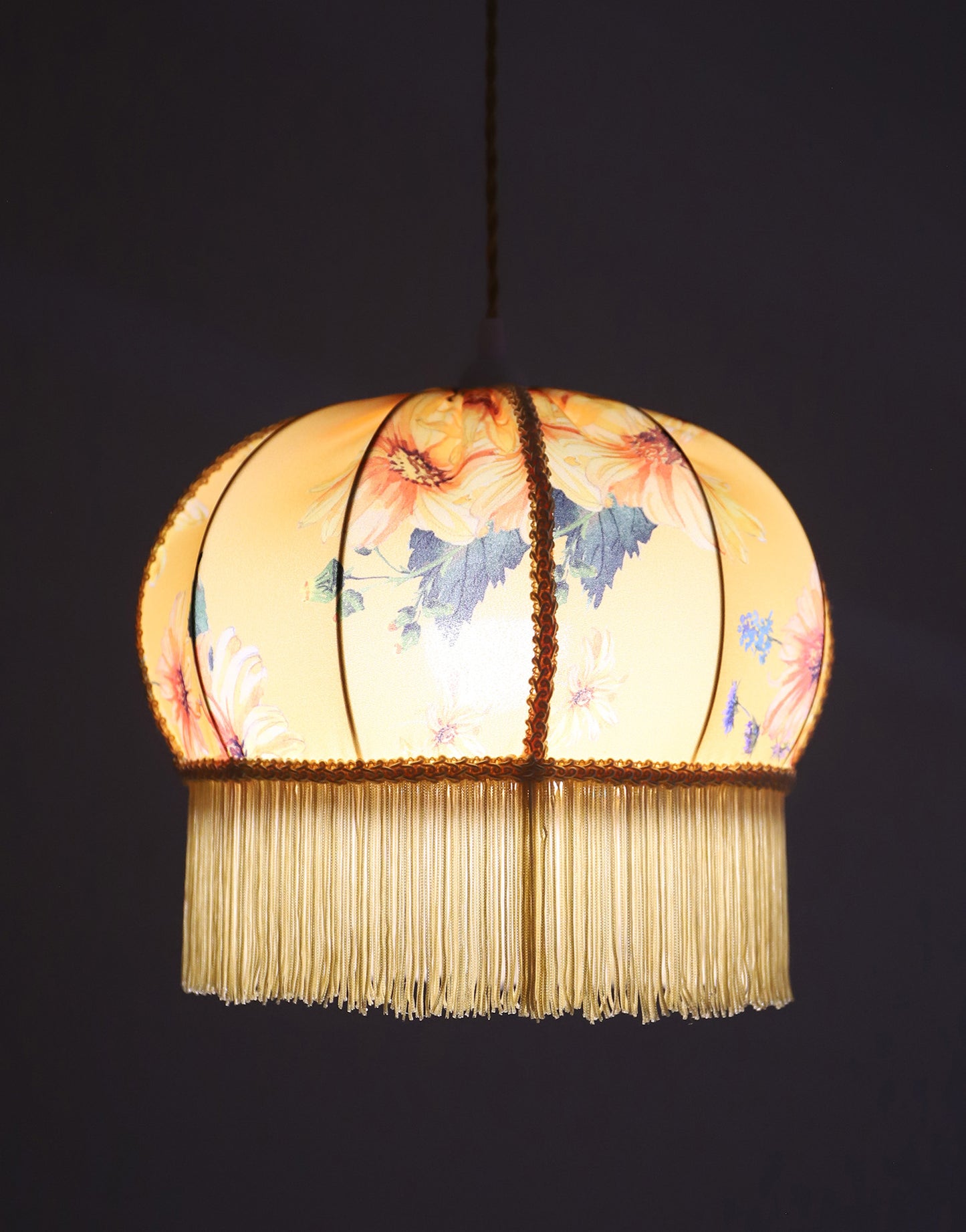 Suspension vintage recyclée — Carcasse ballon et habillage Dahlias jaunes
