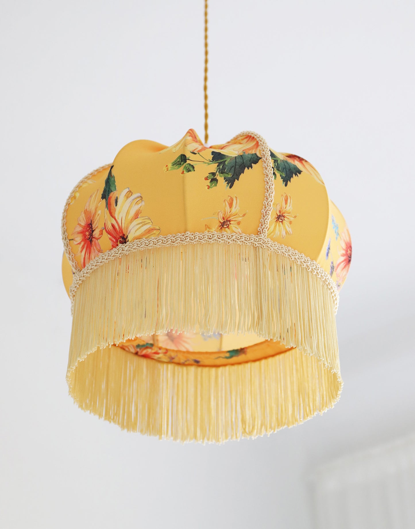 Suspension vintage recyclée — Carcasse ballon et habillage Dahlias jaunes