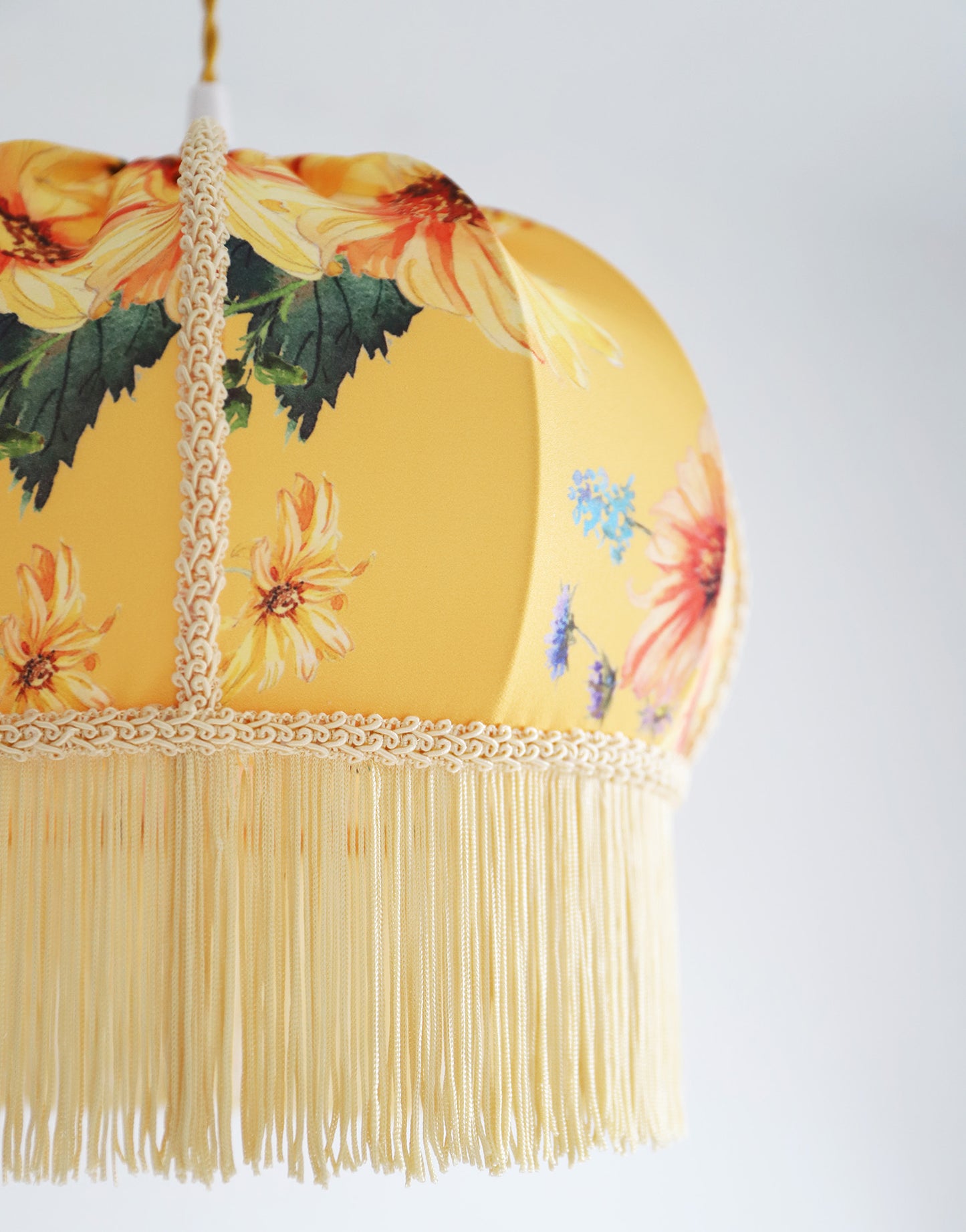 Suspension vintage recyclée — Carcasse ballon et habillage Dahlias jaunes