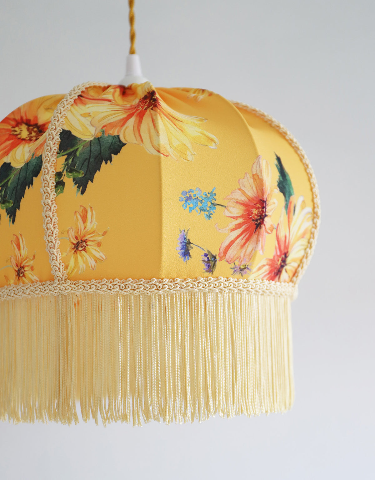 Suspension vintage recyclée — Carcasse ballon et habillage Dahlias jaunes