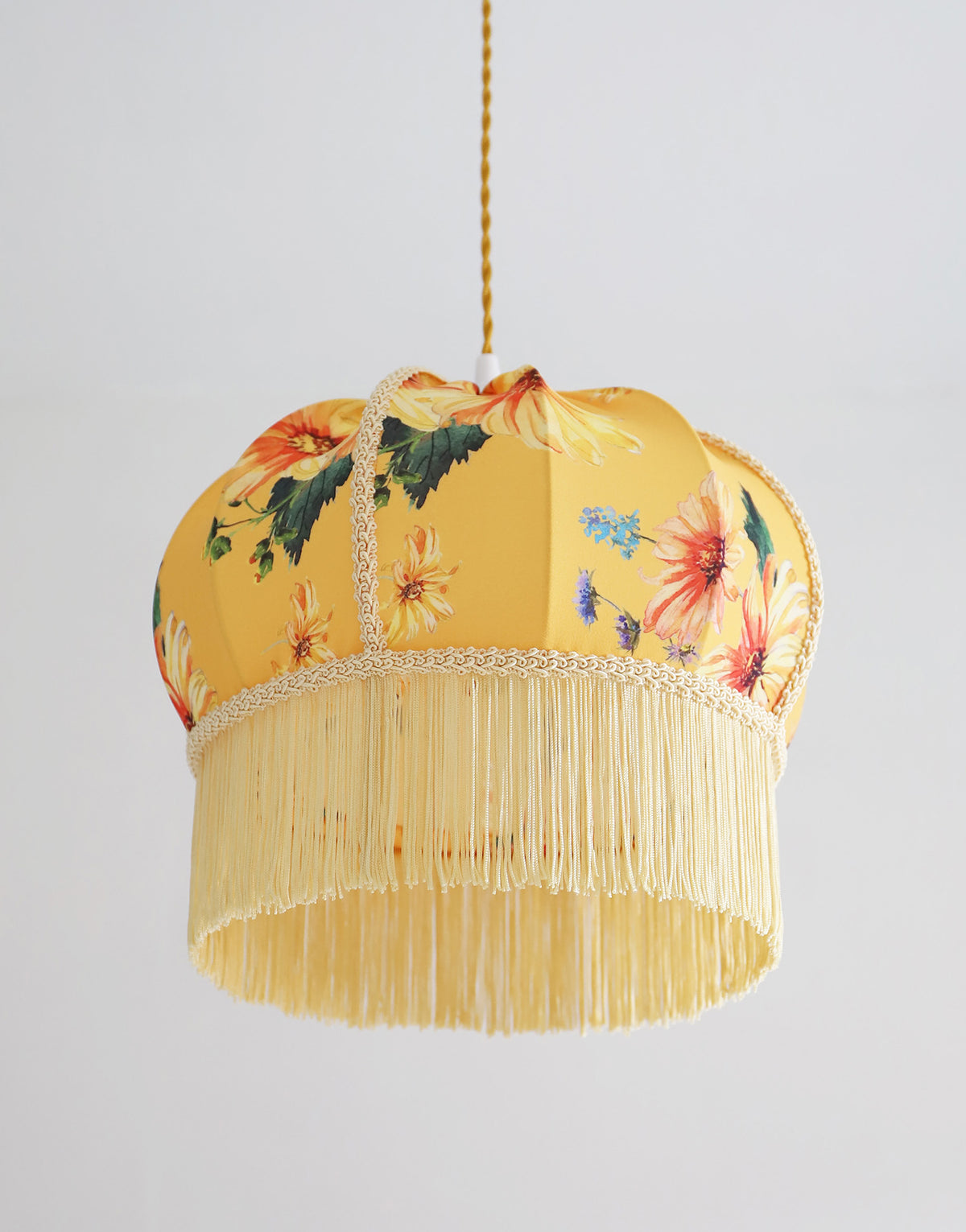 Suspension vintage recyclée — Carcasse ballon et habillage Dahlias jaunes