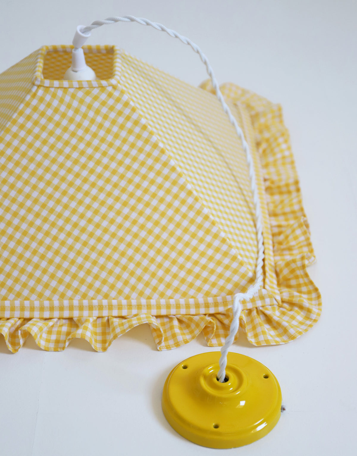 Suspension vintage récyclée  — vichy jaune à volants