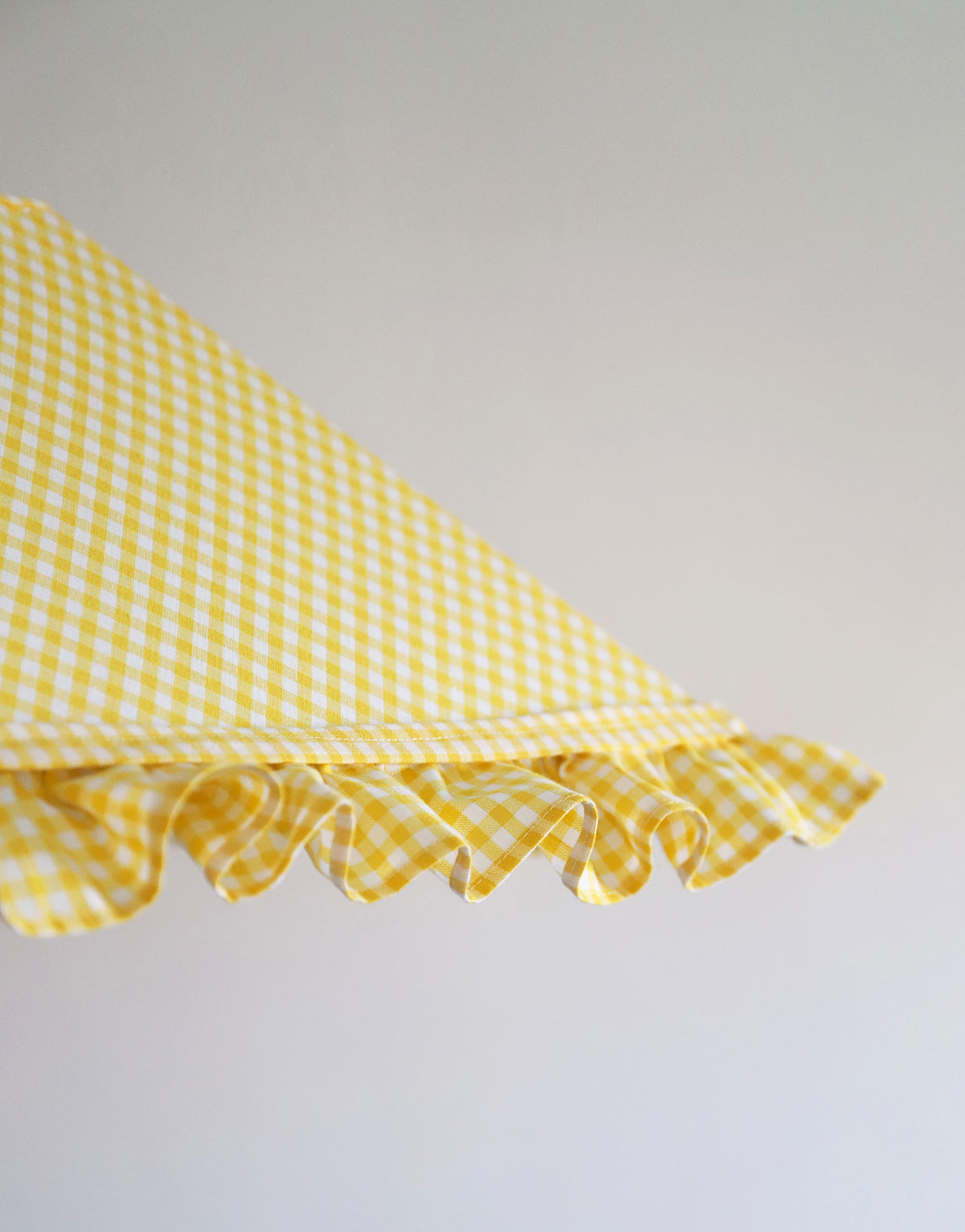 Suspension vintage récyclée  — vichy jaune à volants