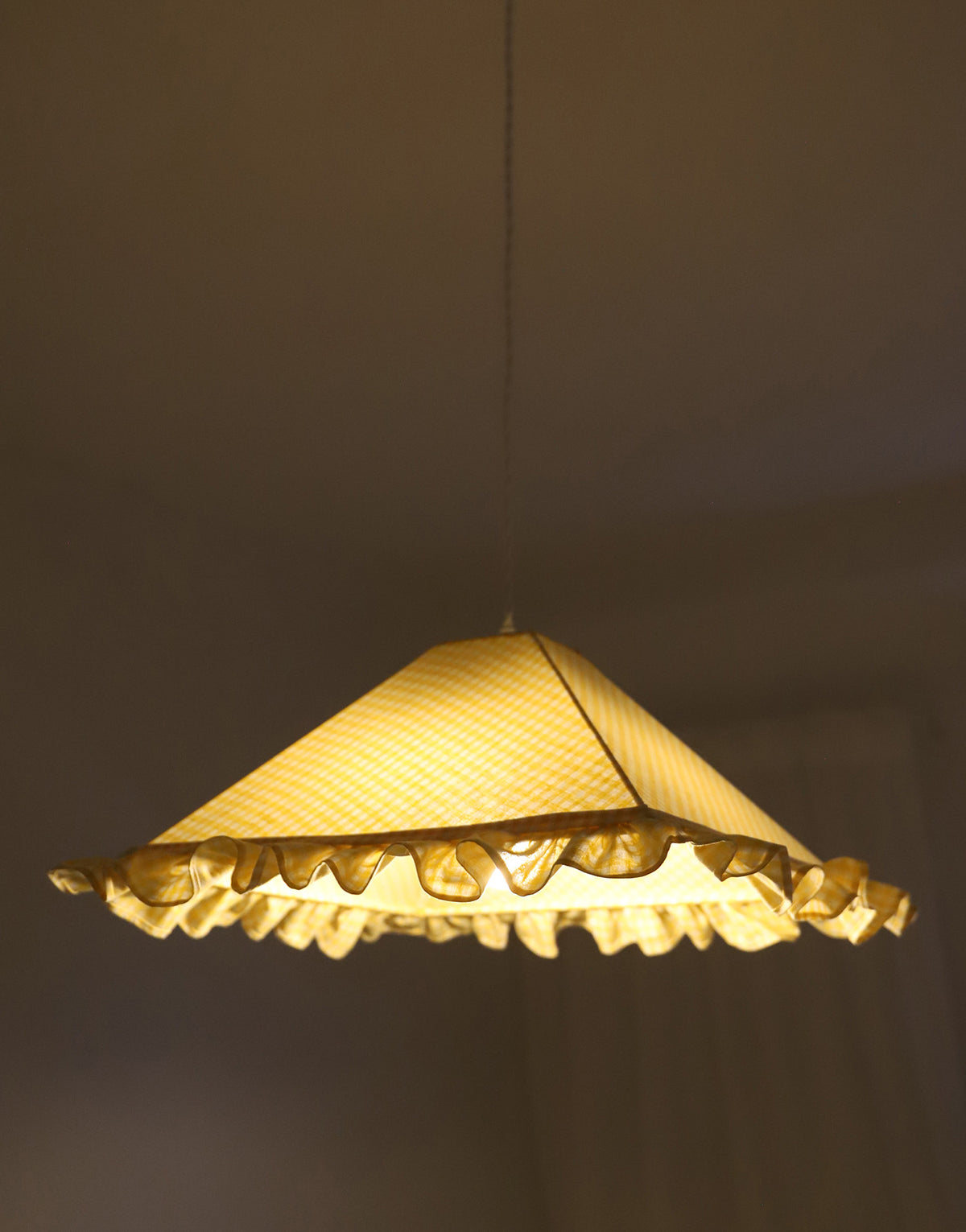 Suspension vintage récyclée  — vichy jaune à volants