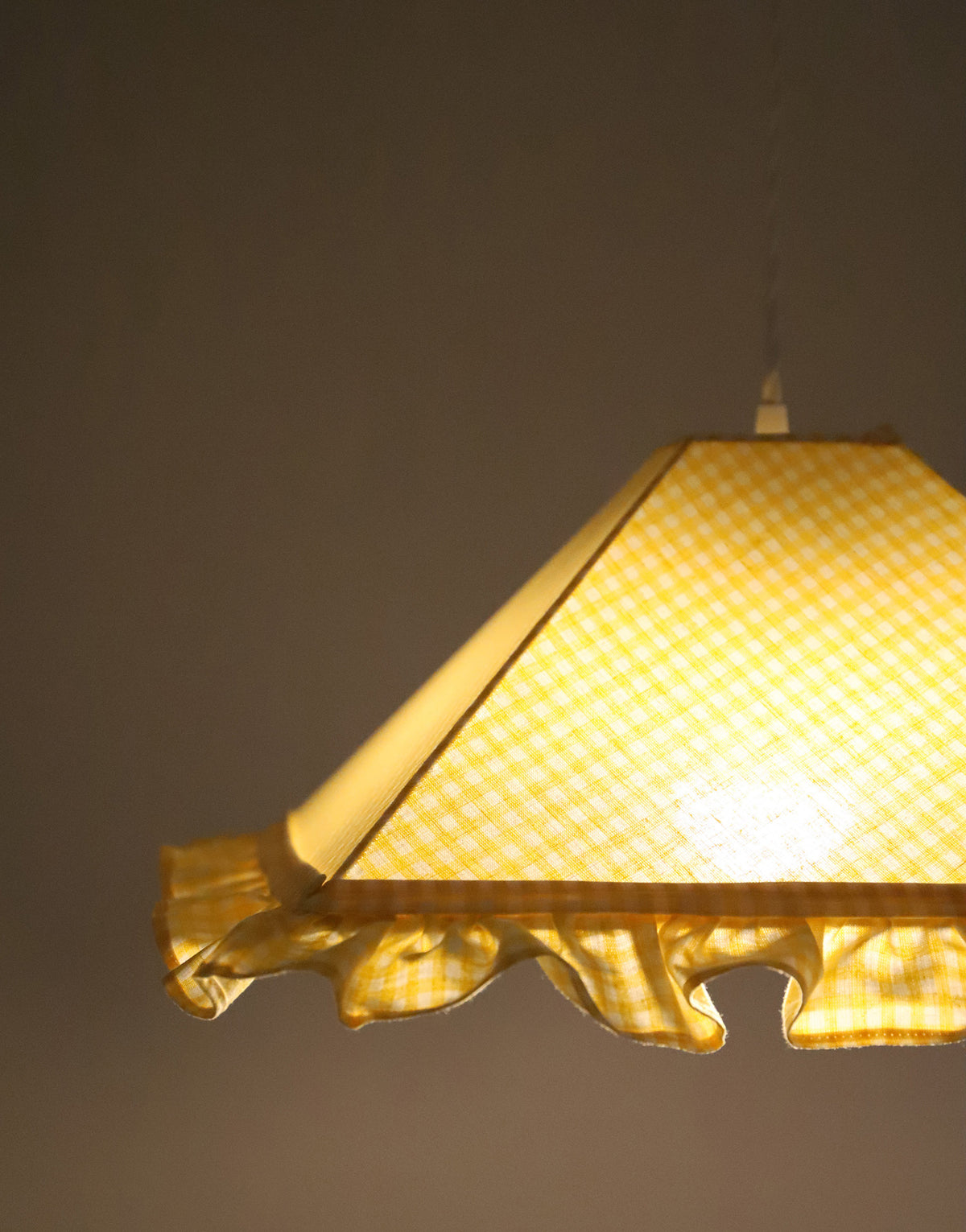 Suspension vintage récyclée  — vichy jaune à volants