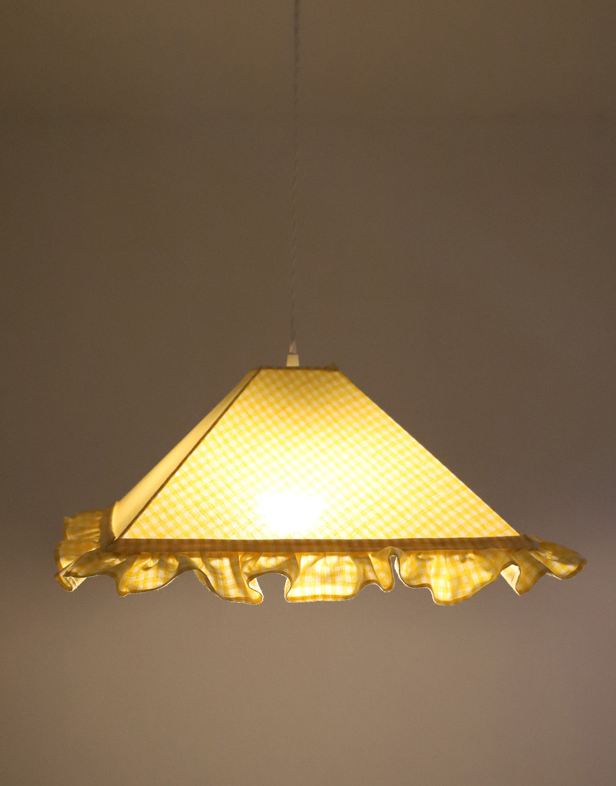 Suspension vintage récyclée  — vichy jaune à volants