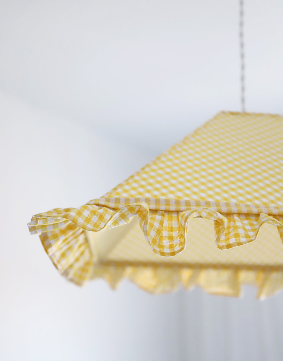 Suspension vintage récyclée  — vichy jaune à volants