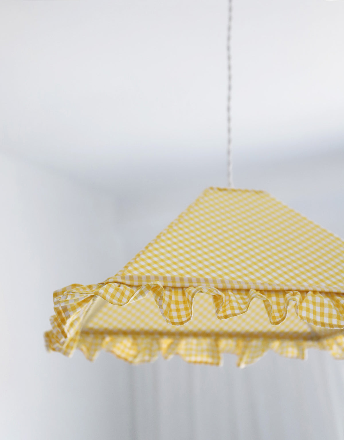 Suspension vintage récyclée  — vichy jaune à volants