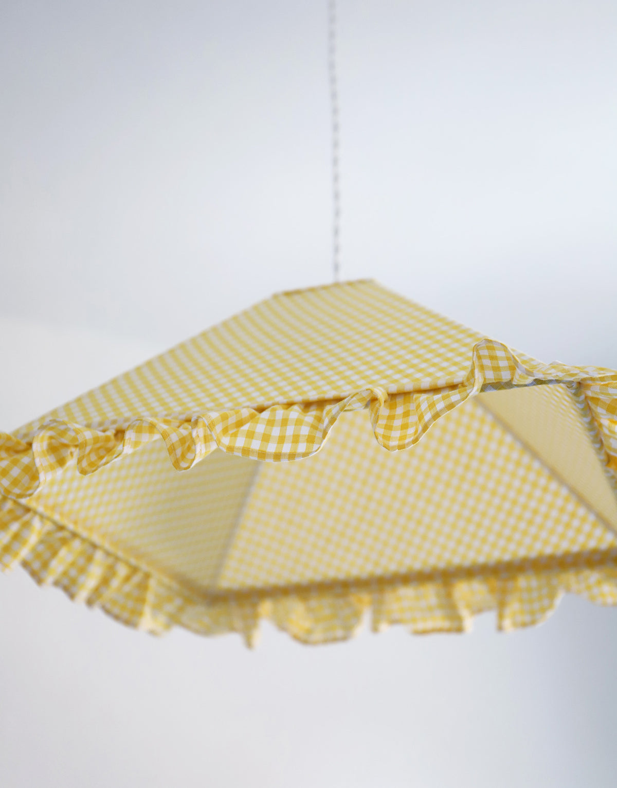 Suspension vintage récyclée  — vichy jaune à volants