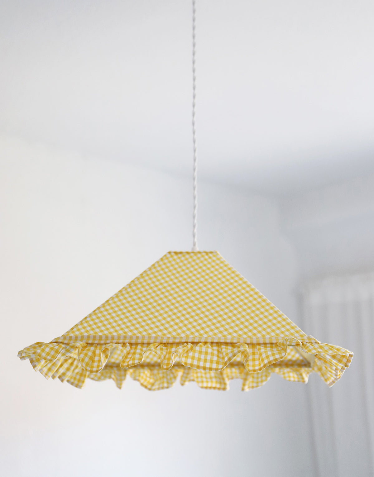 Suspension vintage récyclée  — vichy jaune à volants