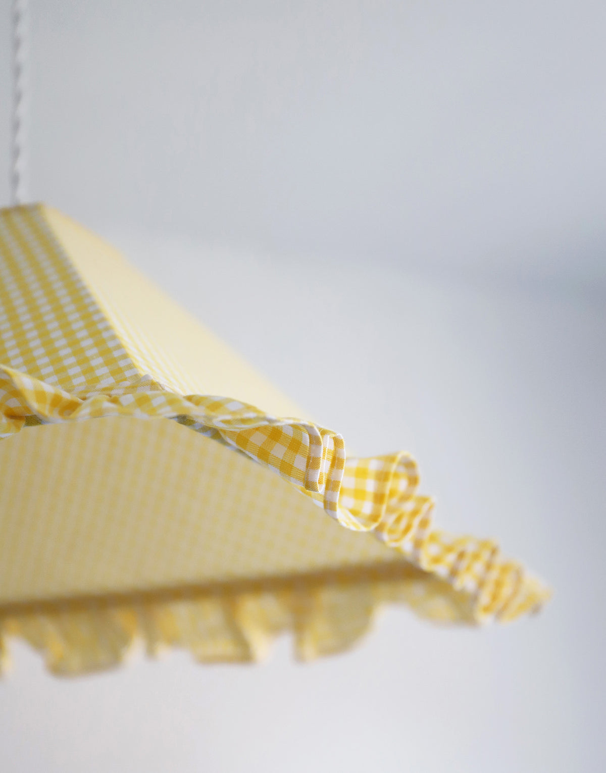 Suspension vintage récyclée  — vichy jaune à volants