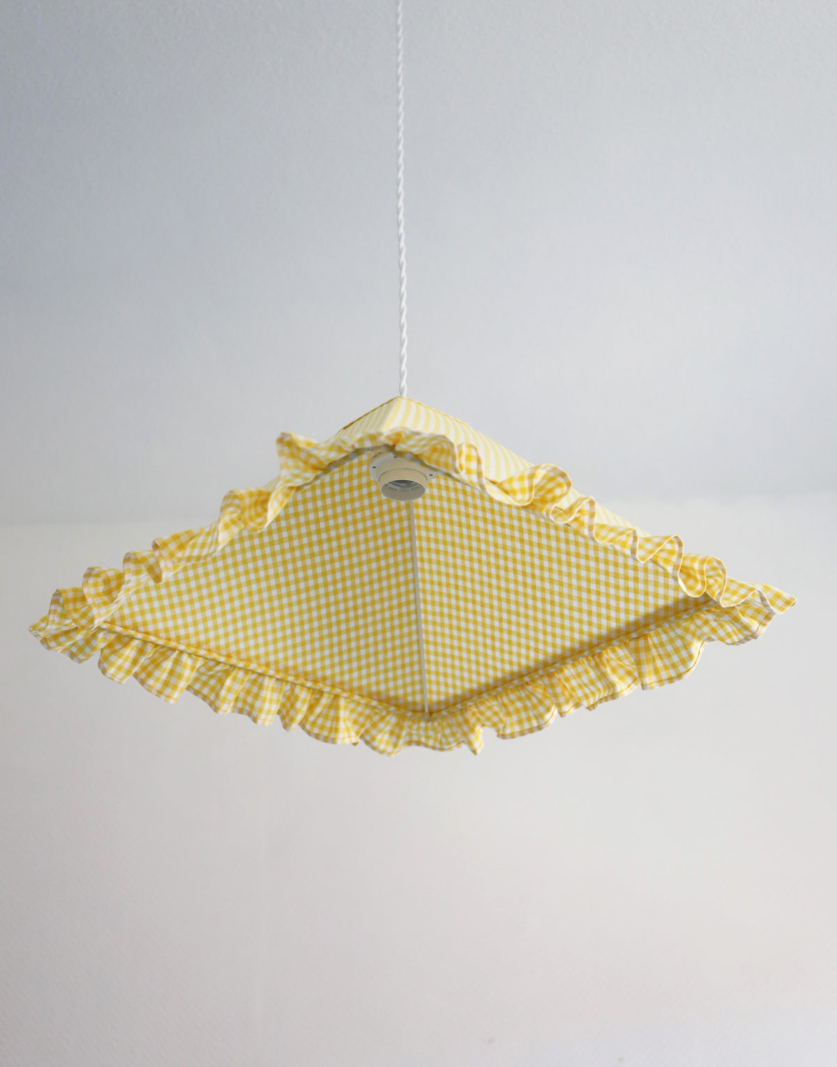 Suspension vintage récyclée  — vichy jaune à volants
