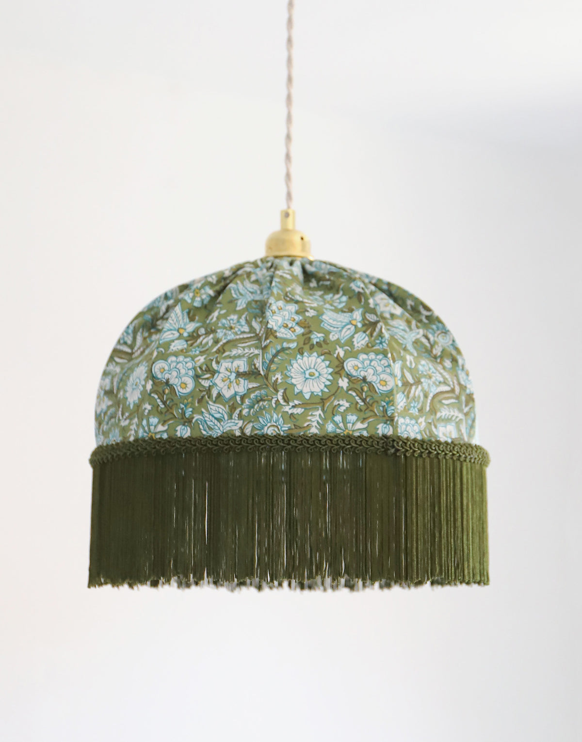 Suspension vintage recyclée fleurie vert sauge à franges — pièce unique