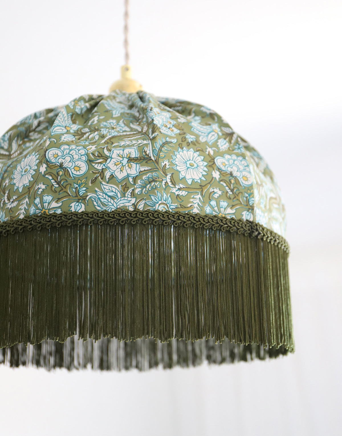 Suspension vintage recyclée fleurie vert sauge à franges — pièce unique